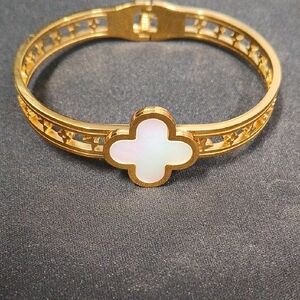Elegant 18kgf over 925 White Clover Bracelet